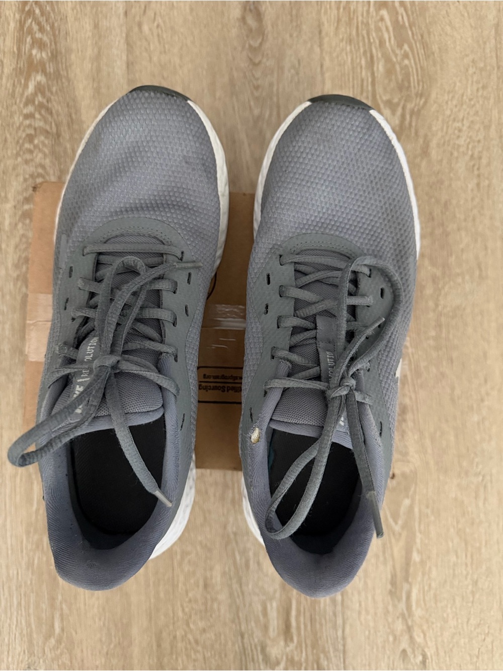 Nike Men's Lightweight Grey Athletic Sneakers size 9.5
